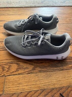 Under Armour Women’s Charcoal and White Knit Ripple Trainer Sneakers size 10